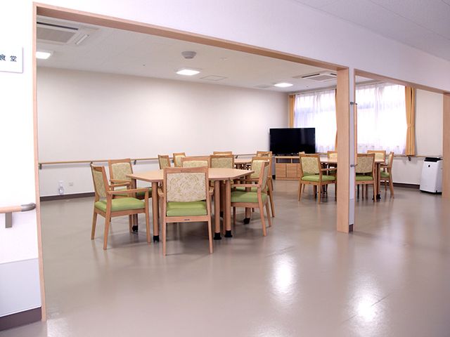 明るい食堂空間 食堂 ゆったりとした食事の時間を楽しめるダイニング。清潔感あふれるこの空間で、利用者様同士の交流が生まれます。