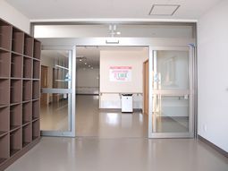 清潔感あふれる施設の廊下