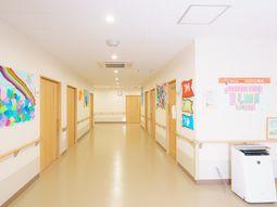 明るい廊下と掲示物