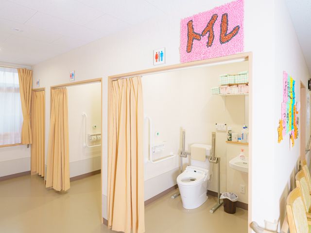 清潔なトイレスペース トイレ 手すりが備わった広々とした洗面スペースです。利用者の皆さまが快適にご利用いただける環境を整えています。