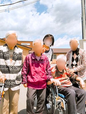笑顔の利用者とスタッフ