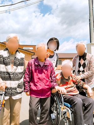 笑顔の利用者とスタッフ