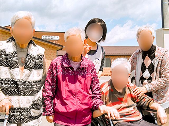 笑顔の利用者とスタッフ ケア 日々の暮らしを支えるスタッフと、和やかな表情で過ごす利用者の方々。明るく温かな雰囲気が伝わる場面です。
