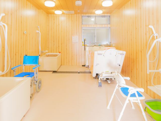 清潔な浴室設備 浴室 身体のサポートが必要な方にも配慮した設計の浴室です。安全に配慮された手すりやシャワーシートが整っており、快適な利用が可能です。