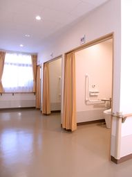 清潔な廊下の手すりと洗面台