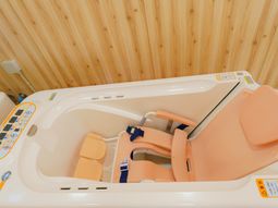 バリアフリー設計の浴室