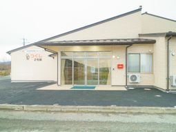 明るいエントランスの外観