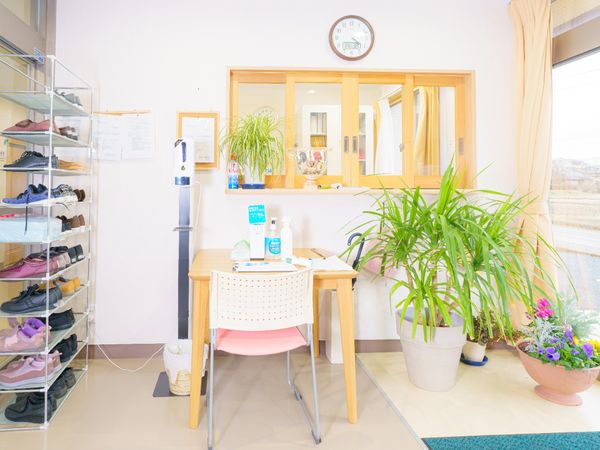 明るいエントランスの様子