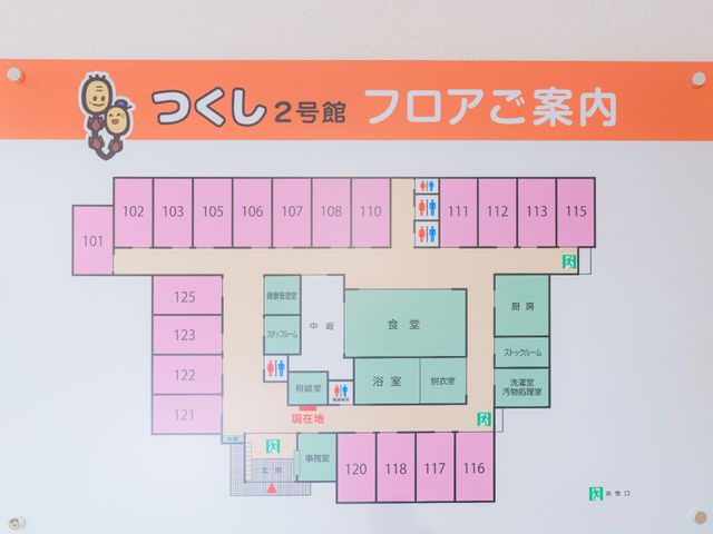フロア案内図 展示物 明瞭な案内板が、日々の業務での道順を容易にします。スタッフとして迅速な対応が求められる状況でも、迷うことなく行動できる設計です。