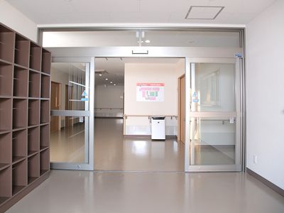 明るく広々とした廊下