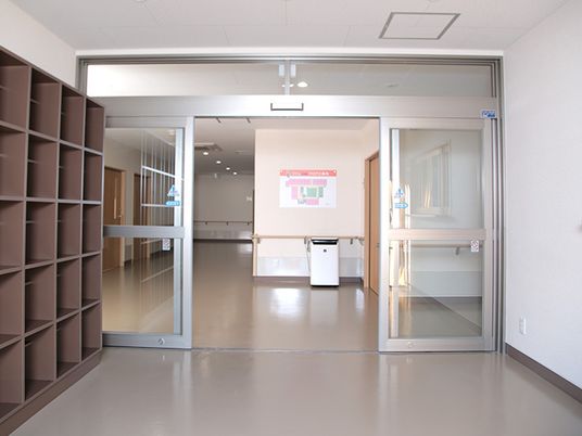 明るく広々とした廊下