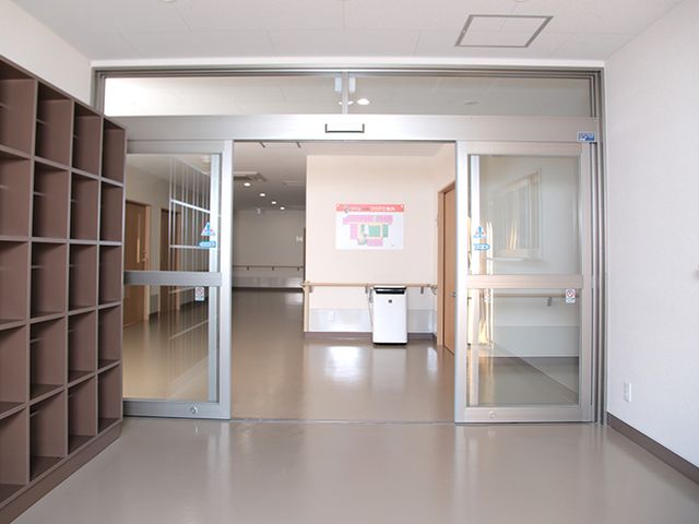 明るく広々とした廊下 エントランス 清潔感あふれる開放的な廊下です。ゆとりのスペースが確保されており、快適にお過ごしいただけます。