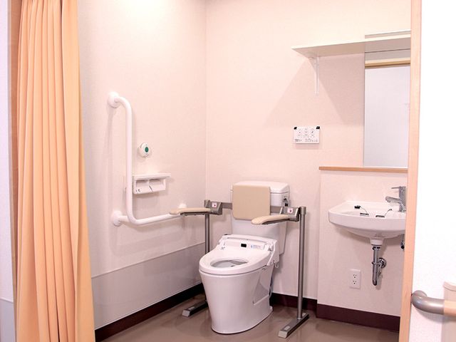 バリアフリートイレ トイレ 手すりが設置された広々としたトイレスペースです。安全かつ快適な利用をサポートしています。