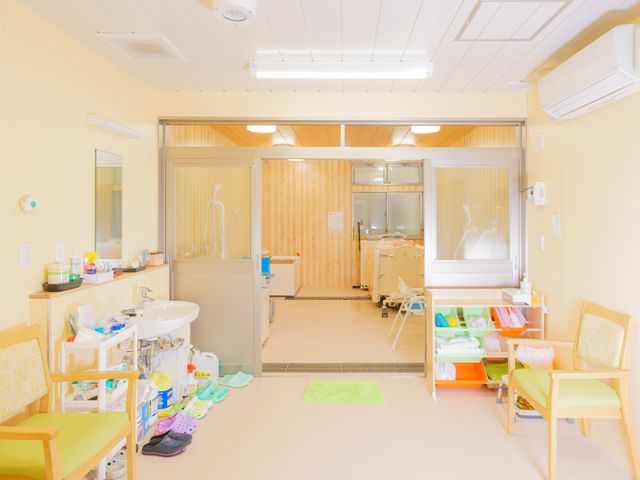 黄色い壁の浴室 脱衣所 清潔感溢れる明るい浴室です。バリアフリー設計になっており、安心してご利用いただけます。