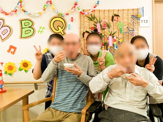 装飾された多目的室