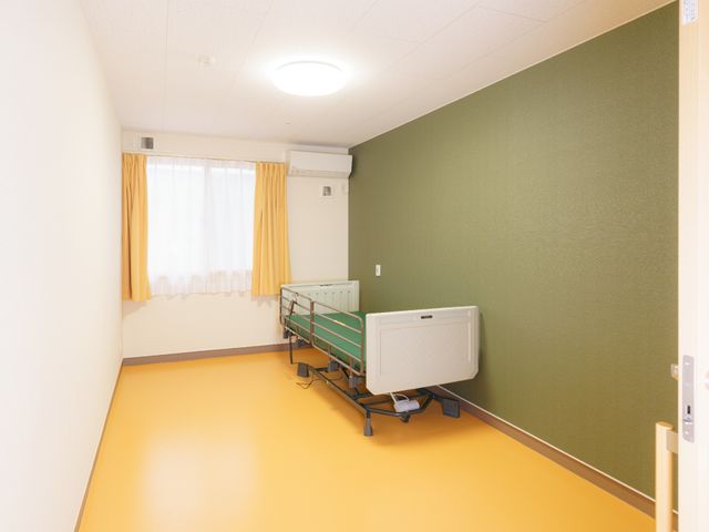 清潔感ある居室 居室 ゆったりとした広さのある居室です。柔らかな光が差し込み、穏やかな時間を過ごすことができそうです。