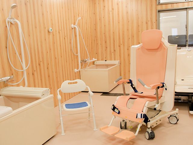 清潔な浴室設備 浴室 広々とした心地よい浴室です。手すりや椅子も完備され、利用者の安全と快適さに配慮されています。