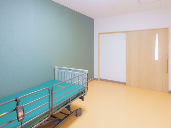 ベッドと扉のある部屋