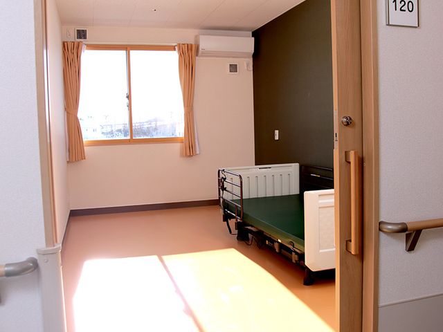 明るい居室の入口 居室 日当たりが良く、清潔な居室の様子が伺えます。居心地の良さを大切にしておりますので、ご安心ください。