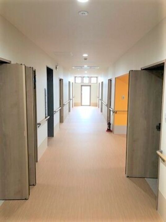 明るく清潔な廊下