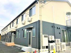 明るく清潔な建物の外観