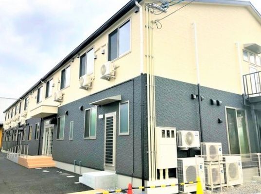明るく清潔な建物の外観