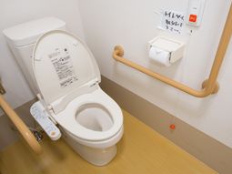 手すりつきトイレ