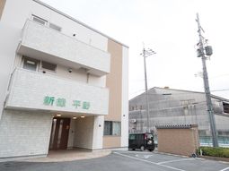 清潔感のある建物エントランス