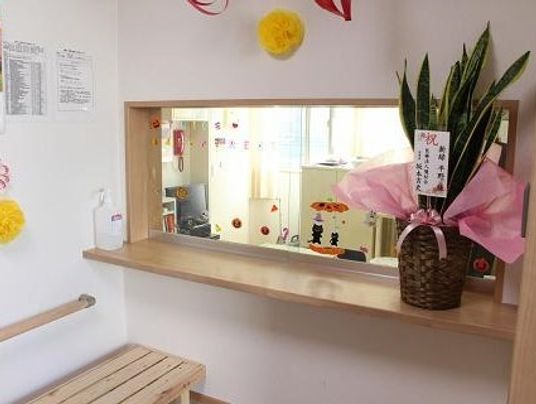 フロント装飾の華やかな窓口