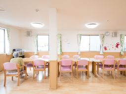 明るい空間の食堂