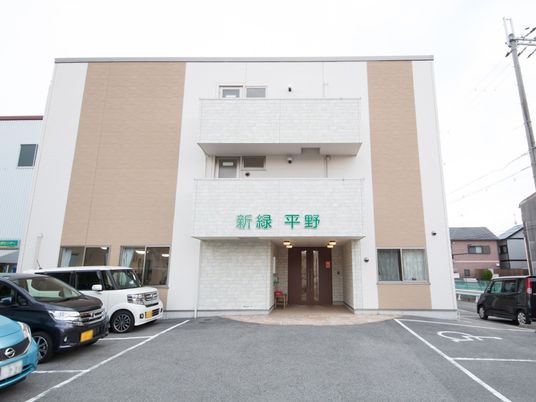 明るい建物のエントランス