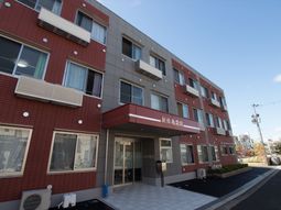 赤茶色の壁の施設外観