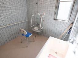 手すり付きの明るい浴室