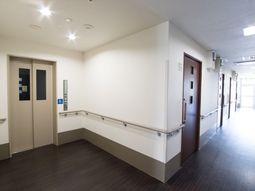 廊下の清潔感ある景観