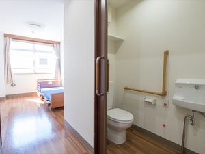 明るい居室の一角