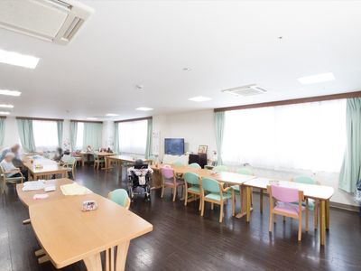 広々とした明るい食堂