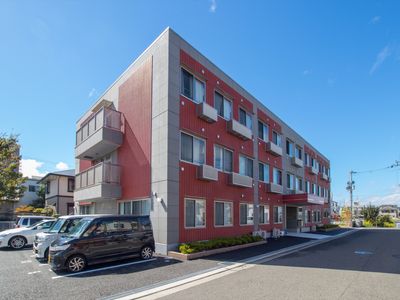 赤い外壁の建物外観