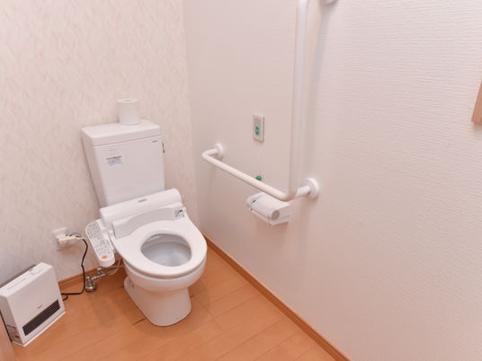 バリアフリー設計のトイレ
