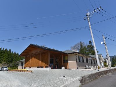 木目調の建物外観