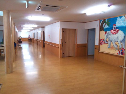 廊下に色彩豊かな壁画