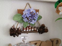 壁掛け装飾品と花