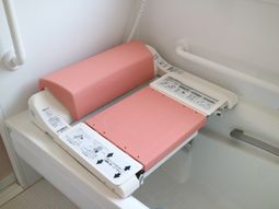 バリアフリー設計の浴室