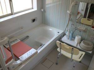 バリアフリー設計の浴室