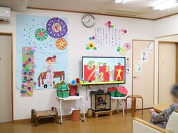 多彩な壁飾りの休憩室