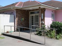 エントランスの明るい風景