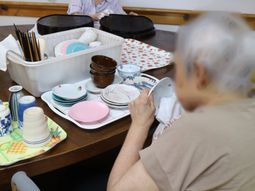 食器を整える高齢者