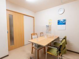 壁掛け時計のある部屋