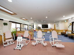 リハビリ設備が整った広間