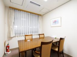 暖かみのある会議室空間