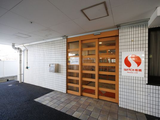 エントランスの木製扉